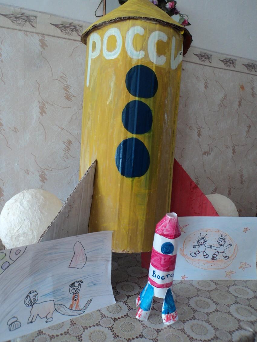 Ракета поделка в школу. Ракета поделка в садик. Ракета прдделка в садик. Поделка ракета для детского сада.